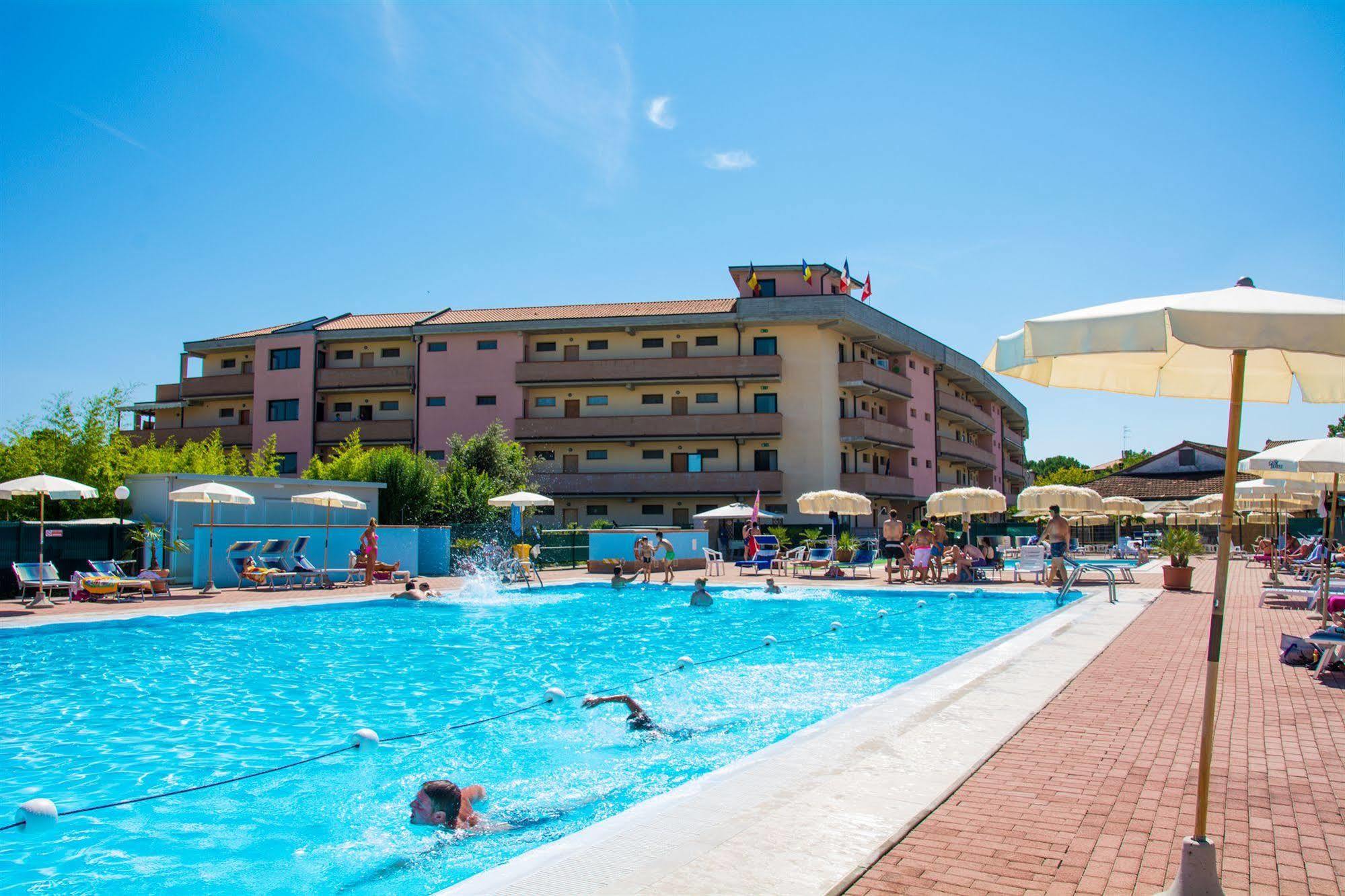 Aparthotel Costa Paradiso Lido Adriano Luaran gambar